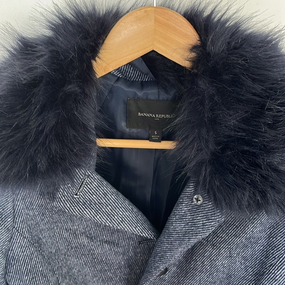 NWOT Banana republic Tailored Coat with faux fur collar. Blue Heather. - Picture 2 of 8